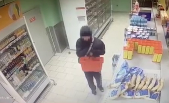 Момент кражи из магазина в Мурманской области попал на видео Кража