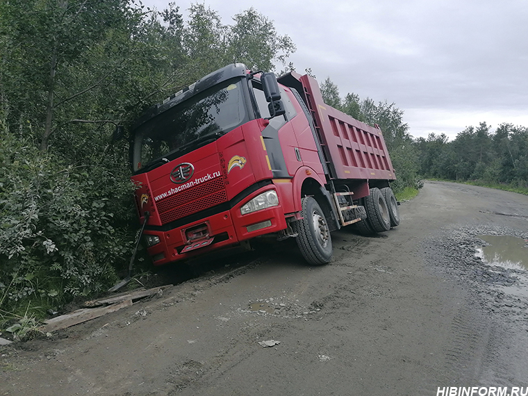 В Мурманской области под самосвалом развалилась дорога Самосвал