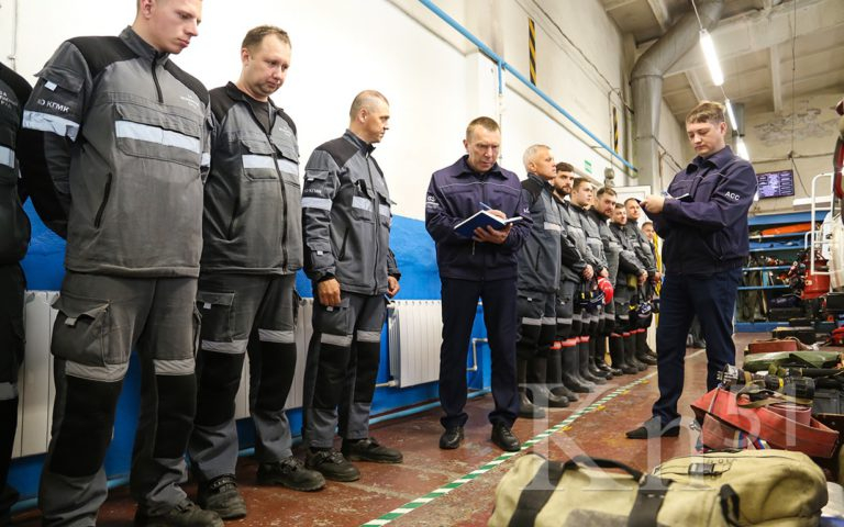 Спасатели Кольской ГМК отметили профессиональный праздник показательным смотром
