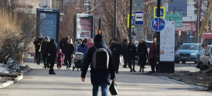 Во время рабочего дня северянину стало плохо и он умер Прохожие в Мурманске