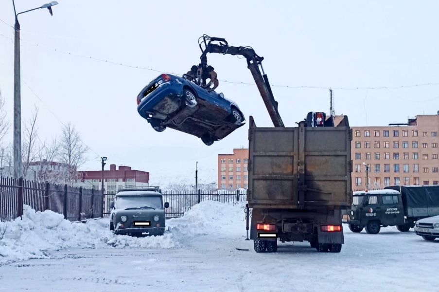 В Мурманской области эвакуируют автомобили Эвакуация