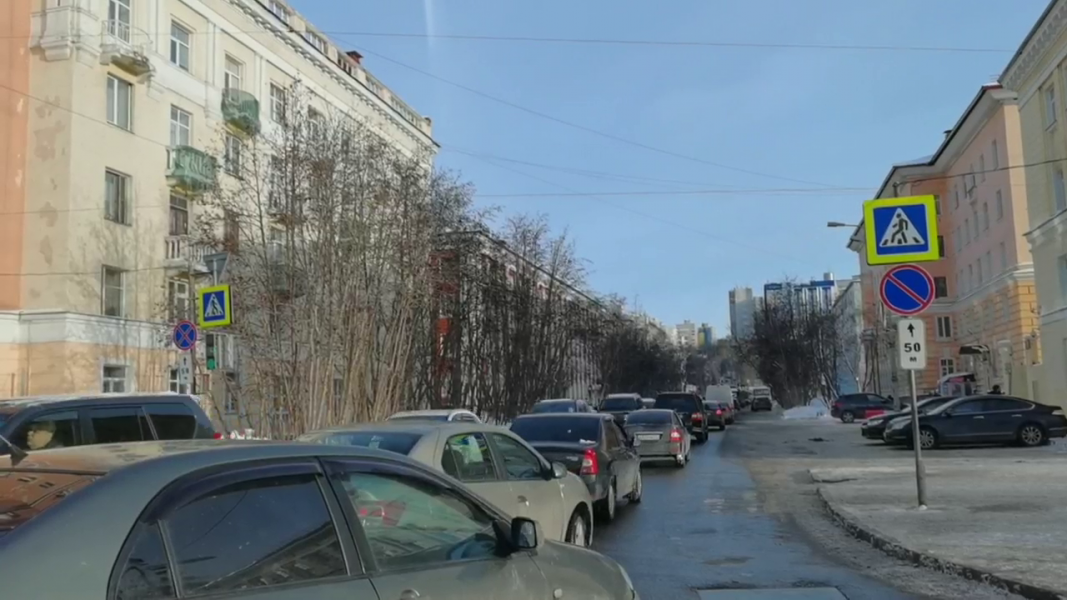 Водители застряли в километровой пробке в центре Мурманска Пробка