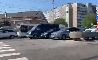 Гигантская пробка на Кольском проспекте в Мурманске попала на видео Пробка