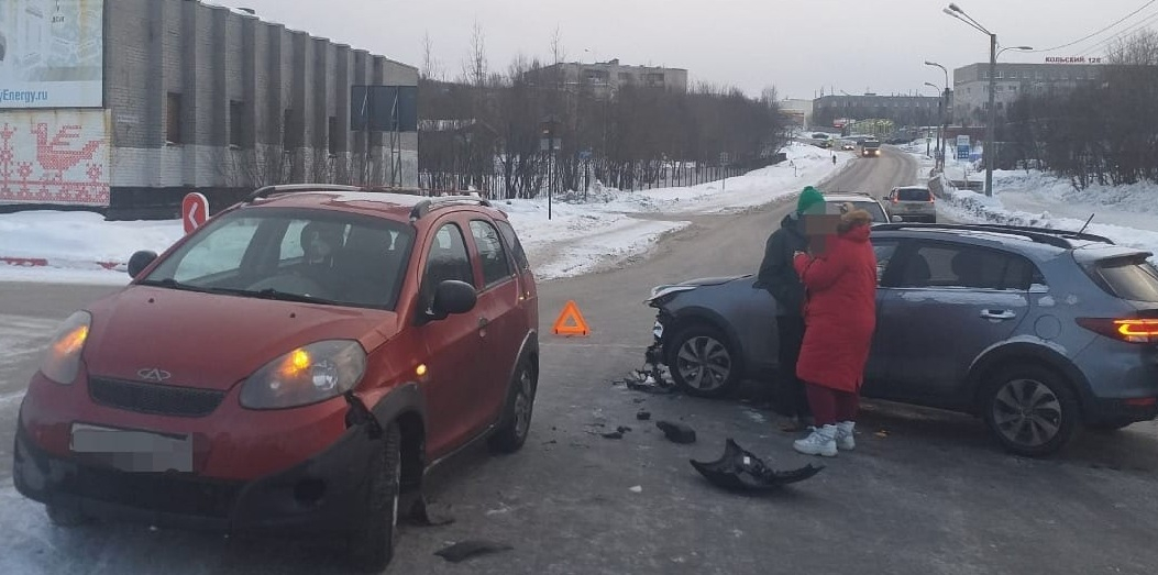 «Неожиданный поворот». Момент ДТП в Мурманске попал на видео ДТП