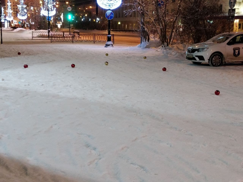 У здания правительства в Мурманске разгромили новогоднюю елку Новогодние шары