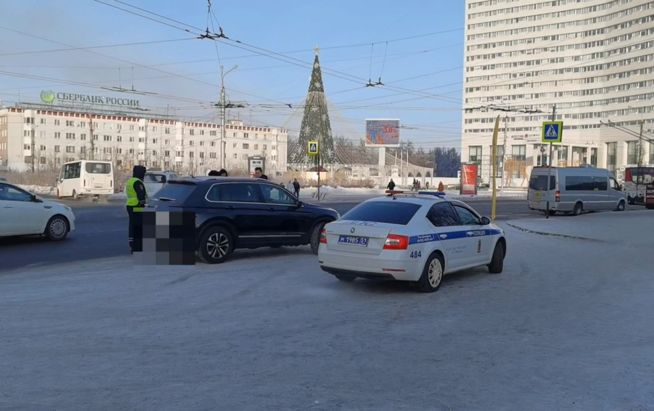 В Мурманске поздравили водителей-мужчин ГИБДД