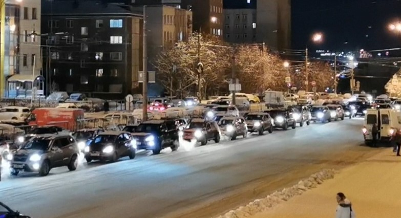 Водители встали в километровой пробке в Мурманске Пробка