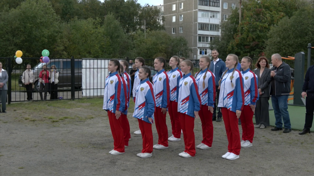 В Мурманске открыли новую спортивную площадку и устроили праздник