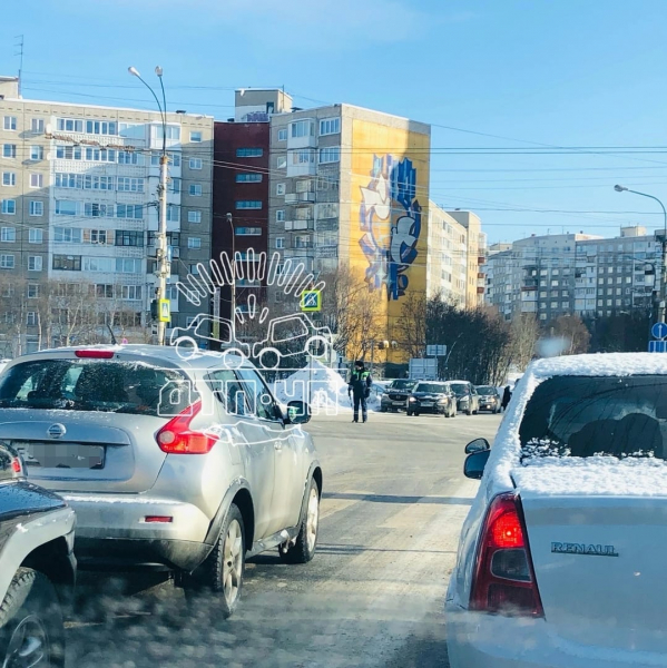 Неработающий светофор в Мурманске Машины