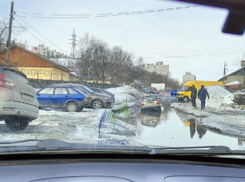 В Мурманской области легковой автомобиль попал в водяную ловушку Машина