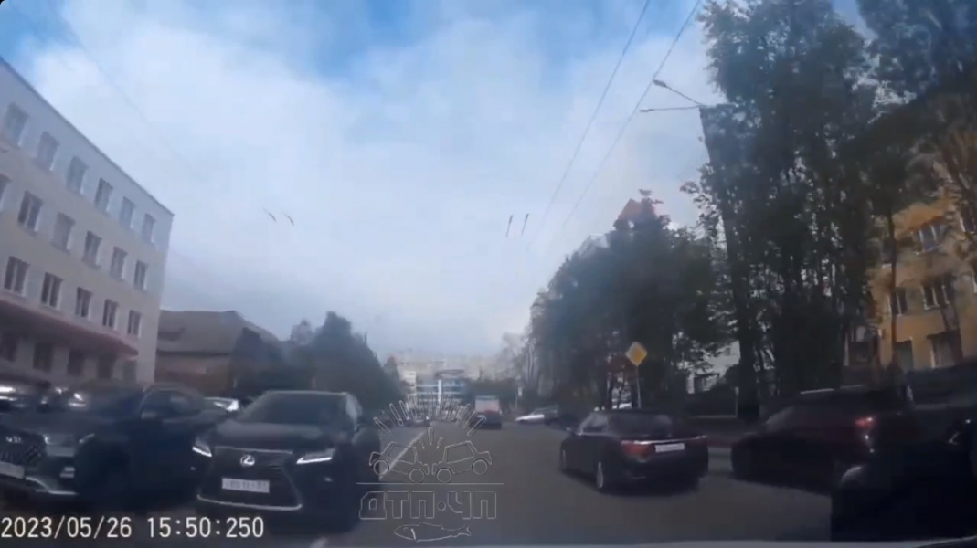 Водитель чудом избежал аварии в центре Мурманска Машины