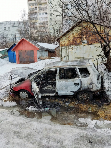 В Мурманской области возле гаражей сгорел «Митсубиси» Сгоревший автомобиль