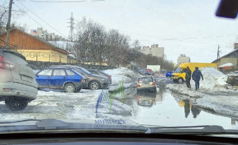В Мурманской области легковой автомобиль попал в водяную ловушку Машина