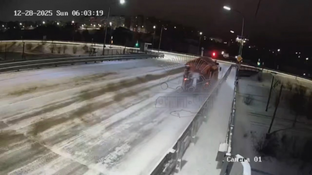 Страшные кадры момента, когда большегруз улетел в овраг в Мурманске Авария