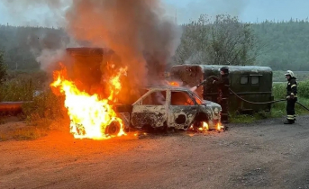 На трассе в Мурманской области полыхал автомобиль Пожар