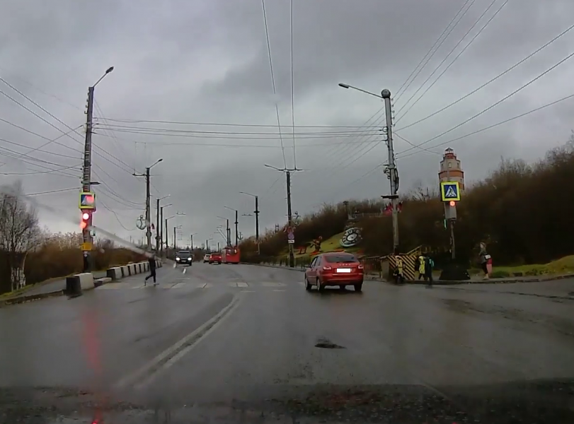 Водитель едва не сбил подростков на пешеходном переходе в Мурманске Нарушитель
