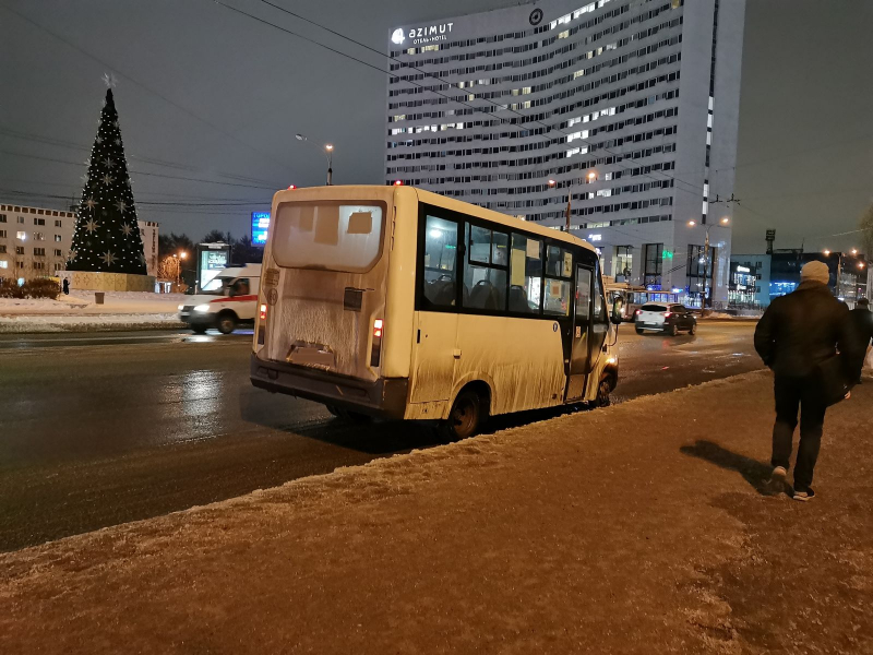 Маршрутка с пассажирами ехала на спущенном колесе в Мурманске Маршрутка