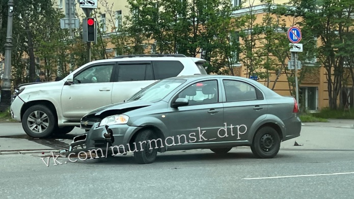 На перекрестке в центре Мурманска столкнулись два автомобиля Машины, авария