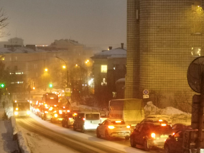 Центр Мурманска встал в километровых пробках Пробка