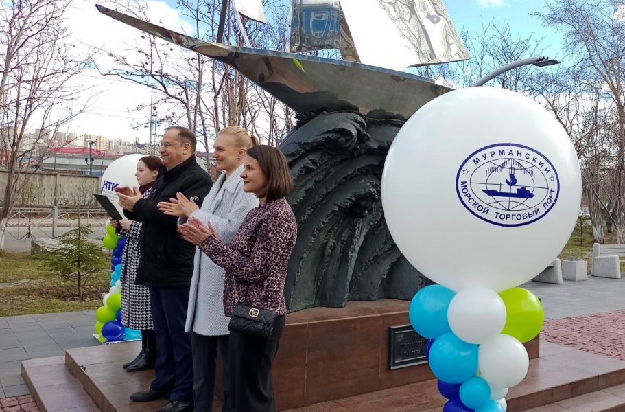Письма в будущее, ленты мечты и флэш-моб - мурманские портовики поздравили учащихся транспортно-логистического класса Письма в будущее, ленты мечты и флэш-моб - мурманские портовики поздравили учащихся транспортно-логистического класса