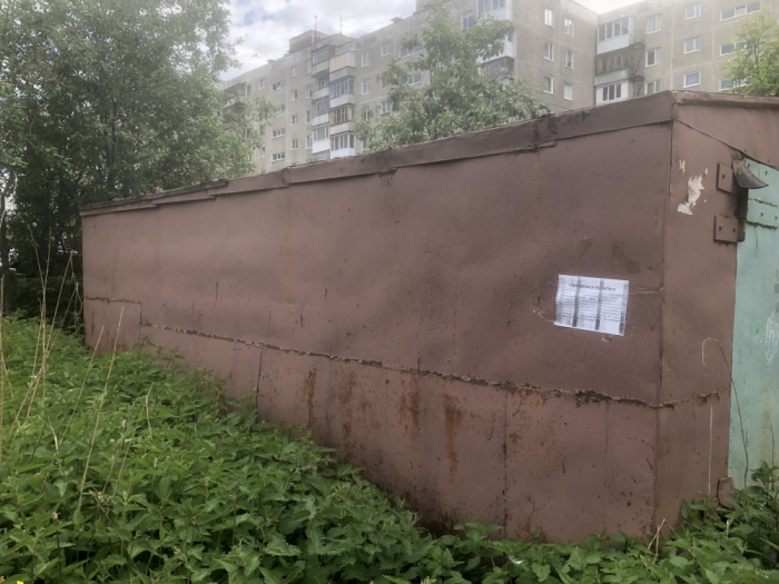 В Мурманске ищут владельца брошенного гаража 
