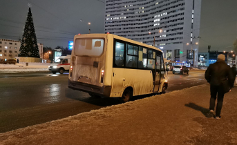 Маршрутка с пассажирами ехала на спущенном колесе в Мурманске Маршрутка