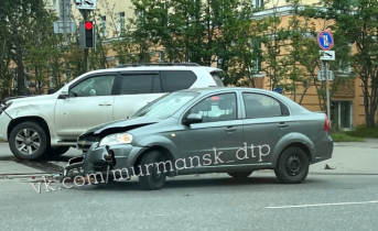 На перекрестке в центре Мурманска столкнулись два автомобиля Машины, авария