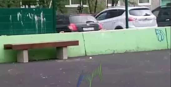 Вандалы изуродовали детскую площадку в Мурманске Вандалы