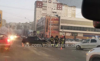Из-за аварии возле торгового центра в Мурманске образовалась большая пробка Авария