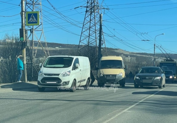 Километровая пробка собралась из-за аварии в Мурманске Авария