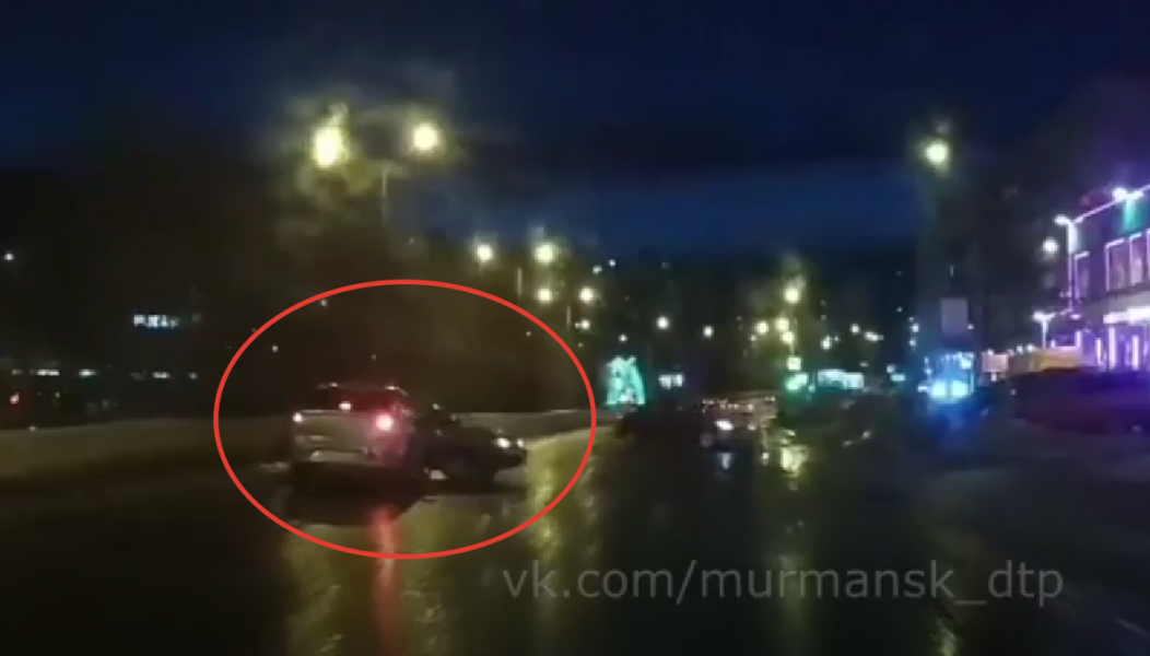 Странная авария в Мурманске попала на видео Момент аварии