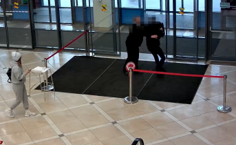 Потасовка грабителя и охранника в торговом центре Мурманска попала на видео Потасовка