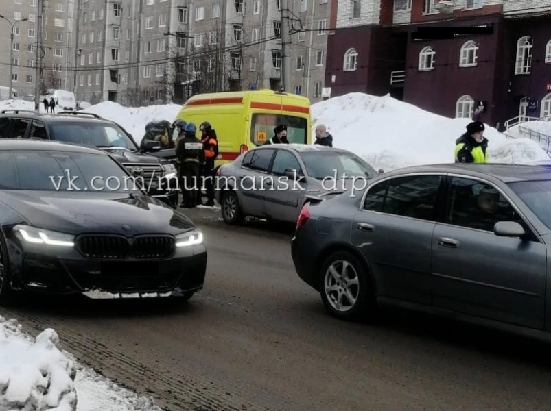 Массовая авария около перекрестка в Мурманске вызвала огромную пробку ДТП