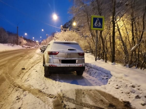 Мурманчан возмутила парковка водителя рядом с пешеходным переходом Парковка