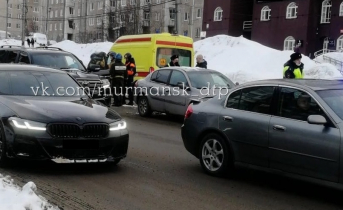 Массовая авария около перекрестка в Мурманске вызвала огромную пробку ДТП