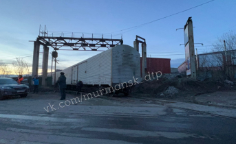Соцсети: в Мурманске с рельсов сошел вагон Вагон