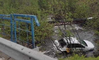 В Мурманской области автомобиль упал в реку ДТП