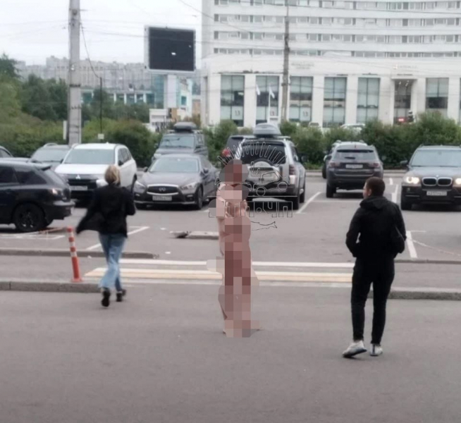 Голый мужчина в центре Мурманска Голый мужчина