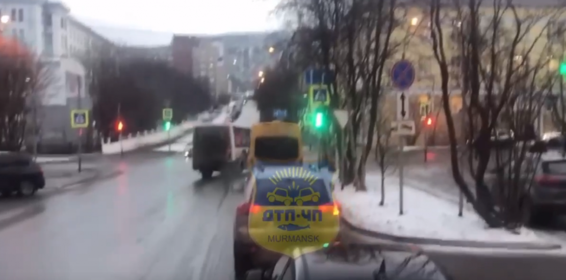 Опасный маневр водителя маршрутки в Мурманске попал на видео Дорога