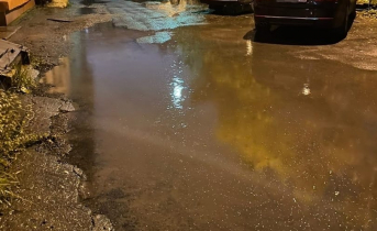 В мурманском дворе образовалось огромное озеро Озеро