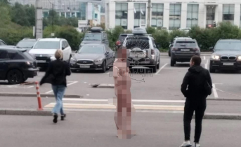 Голый мужчина в центре Мурманска Голый мужчина