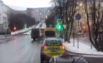 Опасный маневр водителя маршрутки в Мурманске попал на видео Дорога