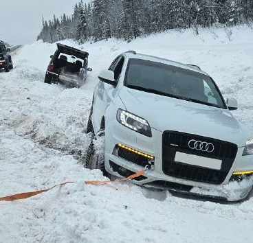 Два автомобиля улетели в кювет в Мурманской области ДТП
