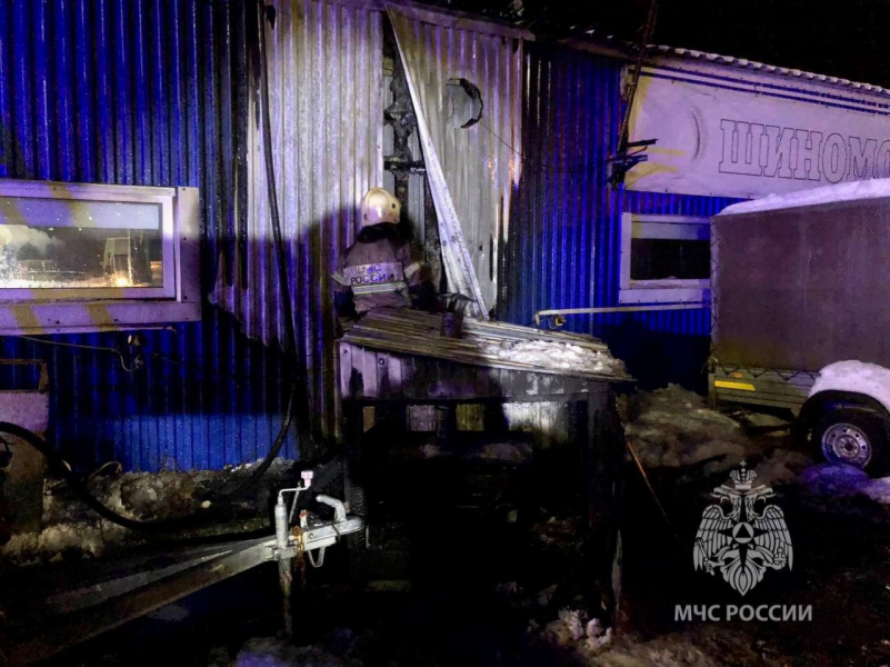 В Мурманской области загорелась автомойка Пожарные