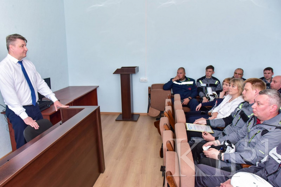 Энергетиков Кольской ГМК поздравили с праздником