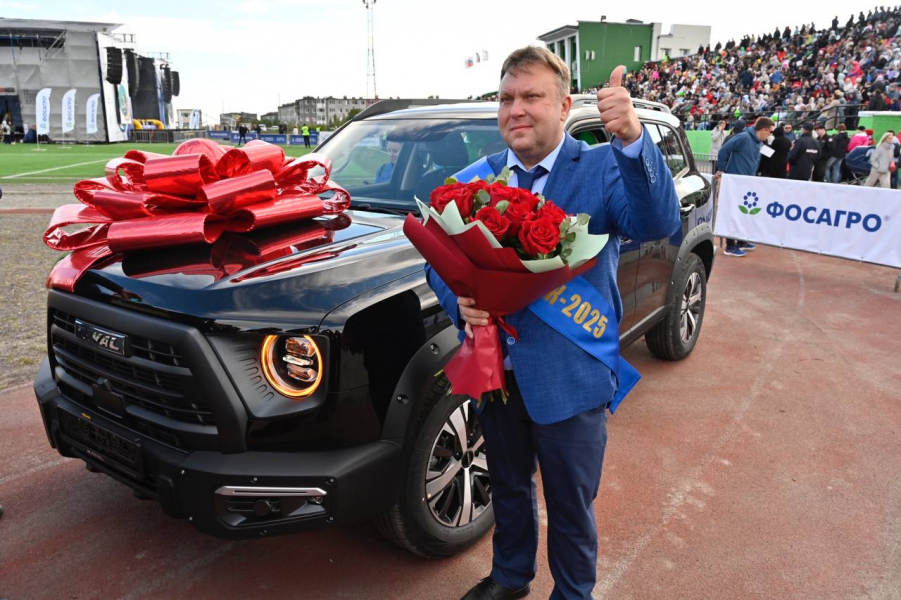 Лучшему работнику в Мурманской области вручили новый автомобиль Автомобиль