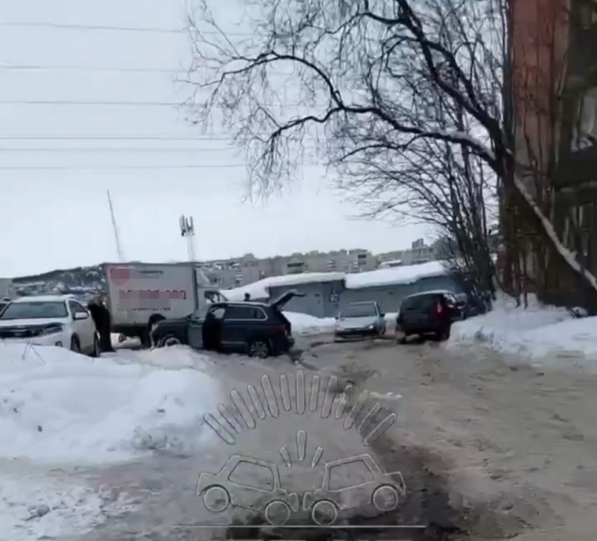 Ледяной капкан в мурманском дворе Двор