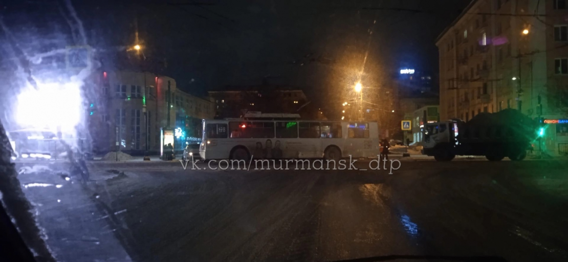 В центре Мурманска столкнулись такси и троллейбус ДТП