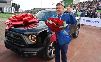 Лучшему работнику в Мурманской области вручили новый автомобиль Автомобиль