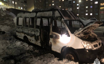 Огонь охватил маршрутку: пожар с автобусом случился на Маклакова в Мурманске Пожар